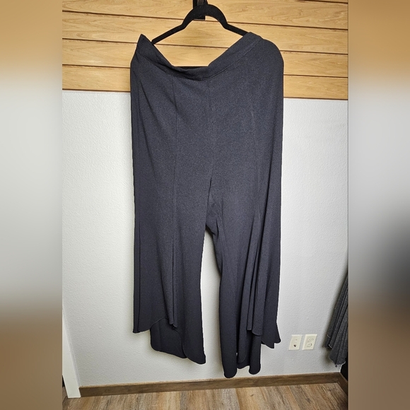 Venus High Rise, Back Zip, Black Flare Flowy Pants Size Large - Picture 5 of 11